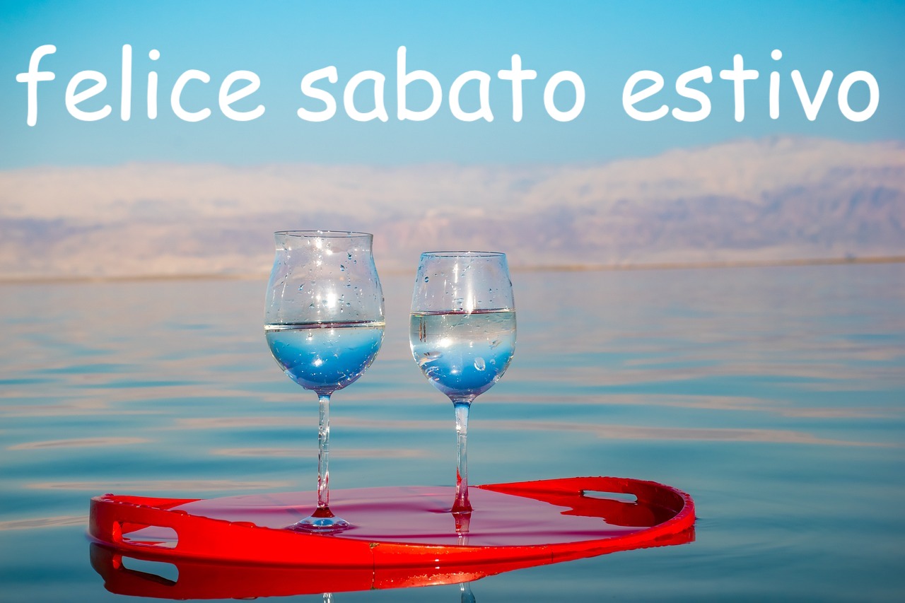 vassoio rosso galleggiante sul mare con due bicchieri